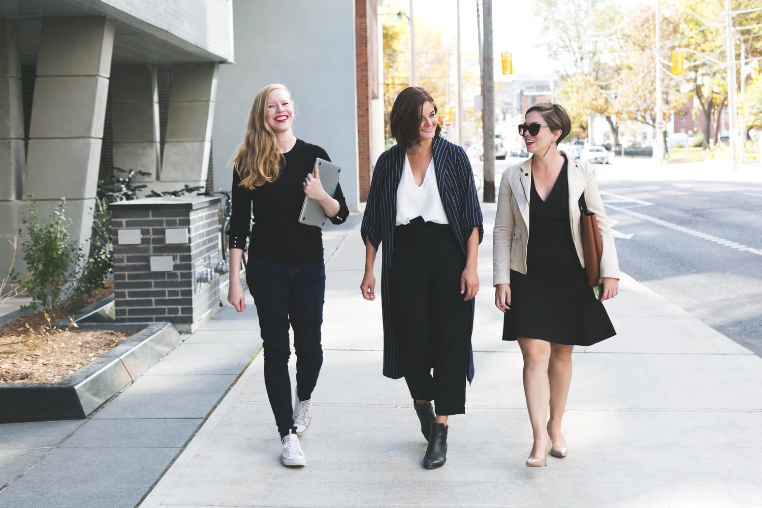  BUSINESS WOMEN WALKING