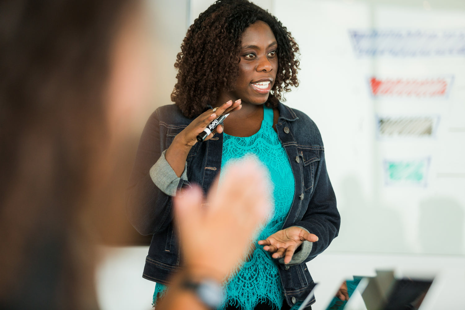 BUSINESS WOMAN TALKING DURING CONFERENCE